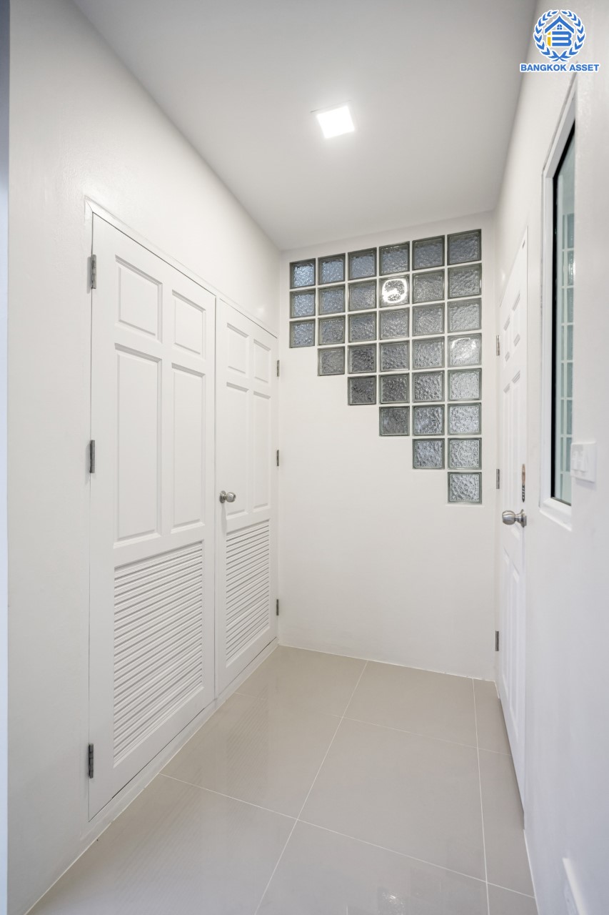 บ้านมือสองตกแต่งใหม่ ม.รัชชา2 บางใหญ่ หลังมุม เนื้อที่ 59 ตร.ว. ฟังก์ชัน 3 ห้องนอน 3 ห้องน้ำ 1 ห้องอเนกประสงค์ จอดรถได้ 2 คัน บนทำเลเชื่อมต่อถ.กาญจนาภิเษก ใกล้เซ็นทรัลเวสต์เกต ทางด่วน "กาญจนาภิเษก" และรถไฟฟ้าสายสีม่วง "สถานีตลาดบางใหญ่"